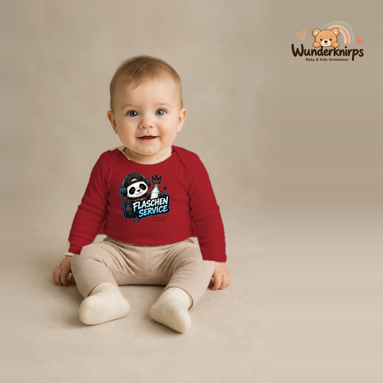 Babybody für Jungen in Rot mit Motiv „Flaschenservice“, getragen von einem Kind – Wunderknirps.