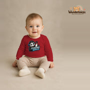 Babybody für Jungen in Rot mit Motiv „Flaschenservice“, getragen von einem Kind – Wunderknirps.