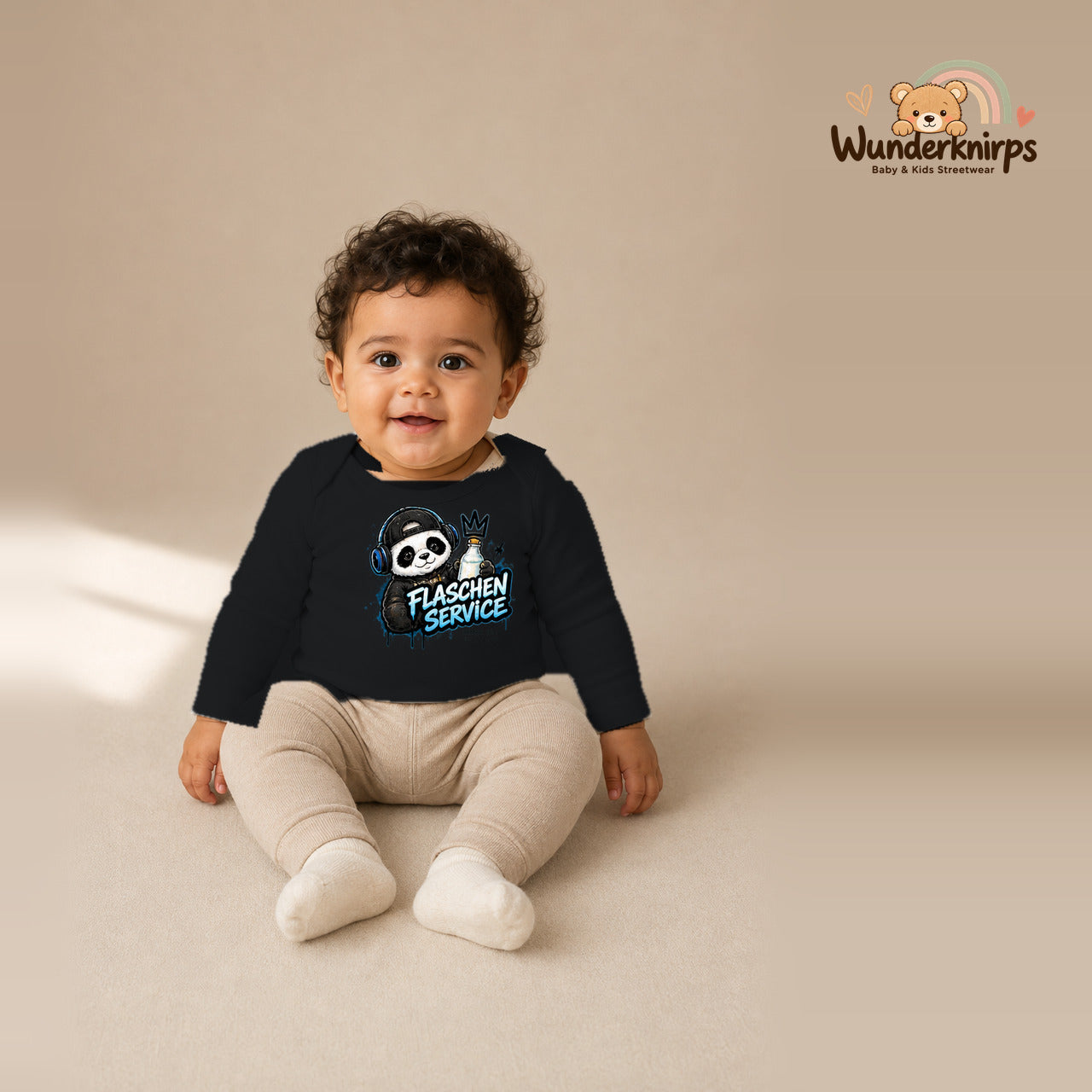 Babybody für Jungen in Schwarz mit Motiv „Flaschenservice“, getragen von einem Kind – Wunderknirps.