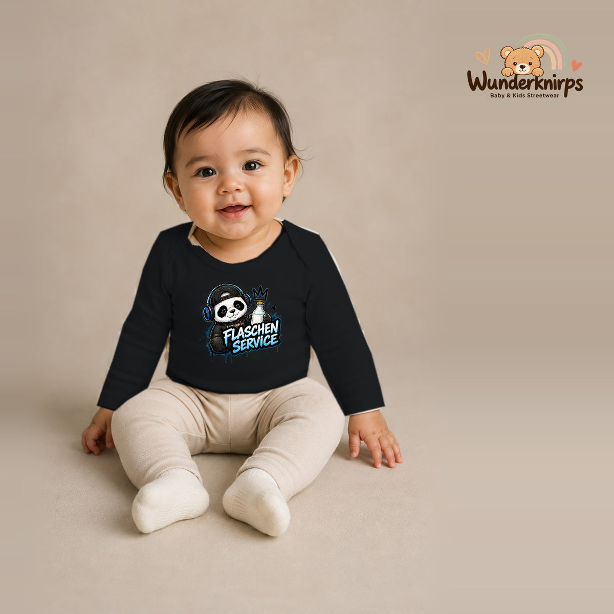 Babybody für Mädchen in Schwarz mit Motiv „Flaschenservice“, getragen von einem Kind – Wunderknirps.