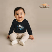 Babybody für Mädchen in Schwarz mit Motiv „Flaschenservice“, getragen von einem Kind – Wunderknirps.