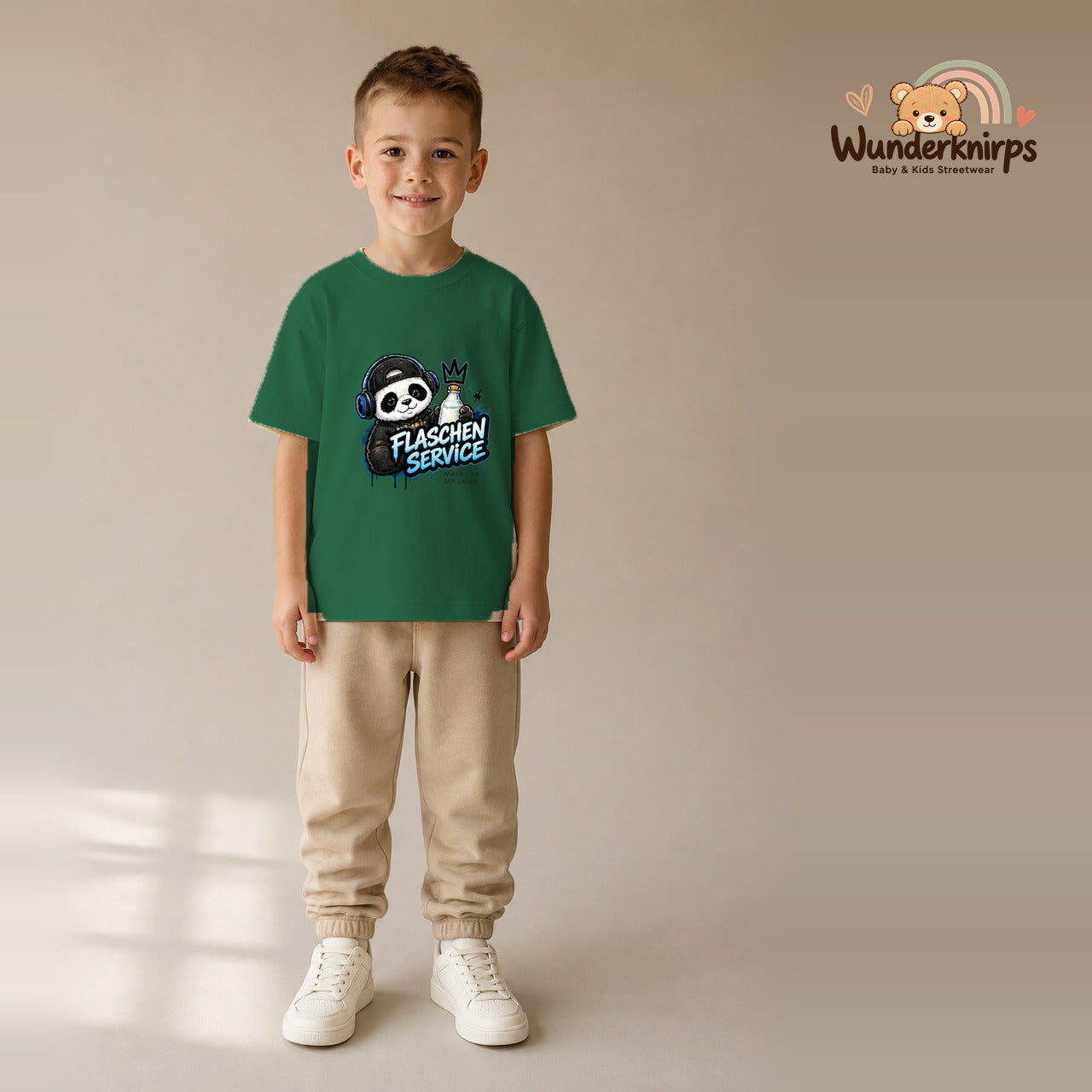 T-Shirt für Jungen in Grün mit Motiv „Flaschenservice“, getragen von einem Kind – Wunderknirps.
