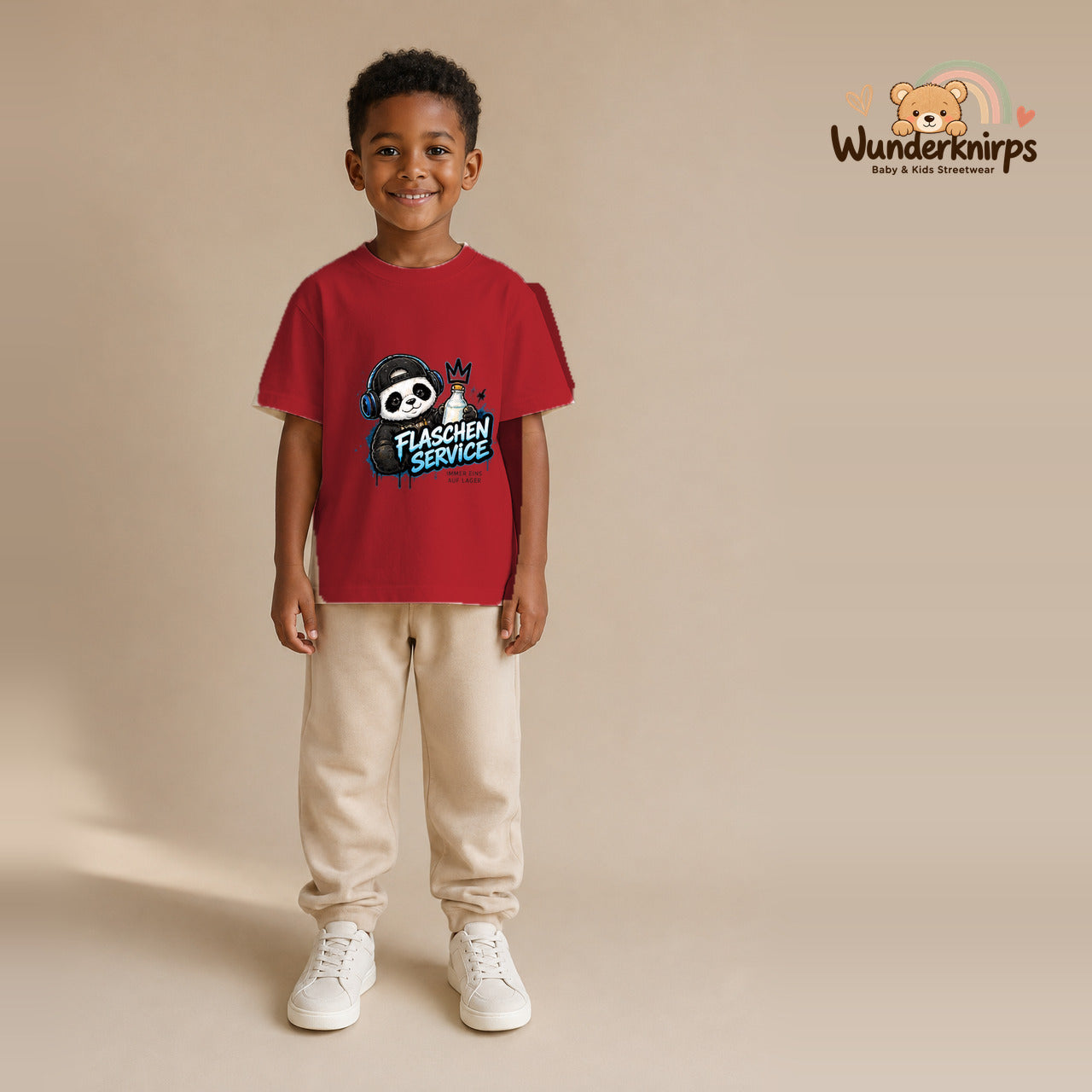 T-Shirt für Jungen in Rot mit Motiv „Flaschenservice“, getragen von einem Kind – Wunderknirps.