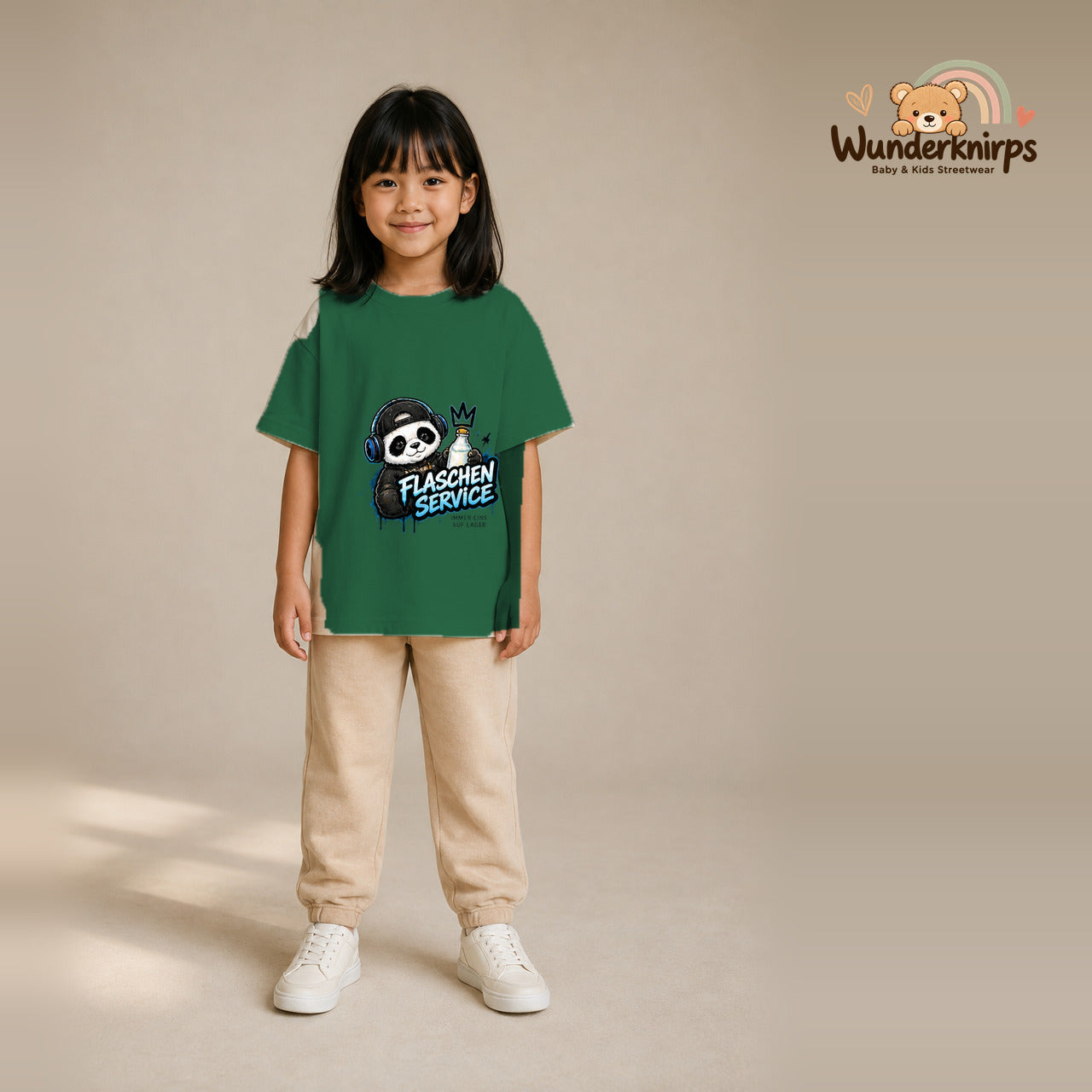 T-Shirt für Mädchen in Grün mit Motiv „Flaschenservice“, getragen von einem Kind – Wunderknirps.