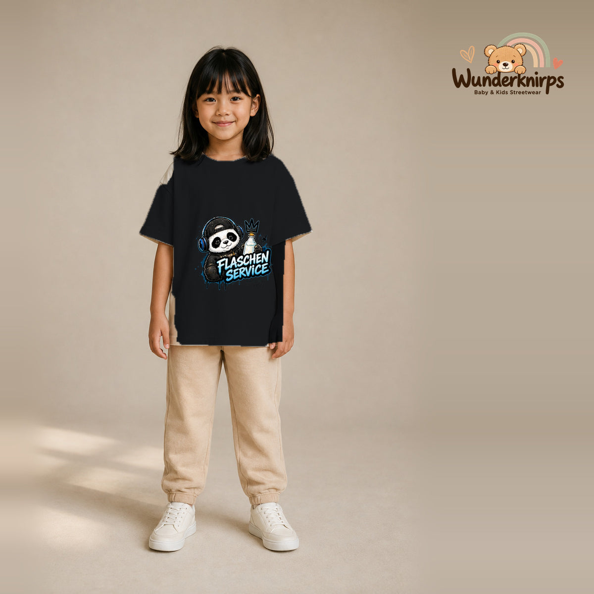 T-Shirt für Mädchen in Schwarz mit Motiv „Flaschenservice“, getragen von einem Kind – Wunderknirps.
