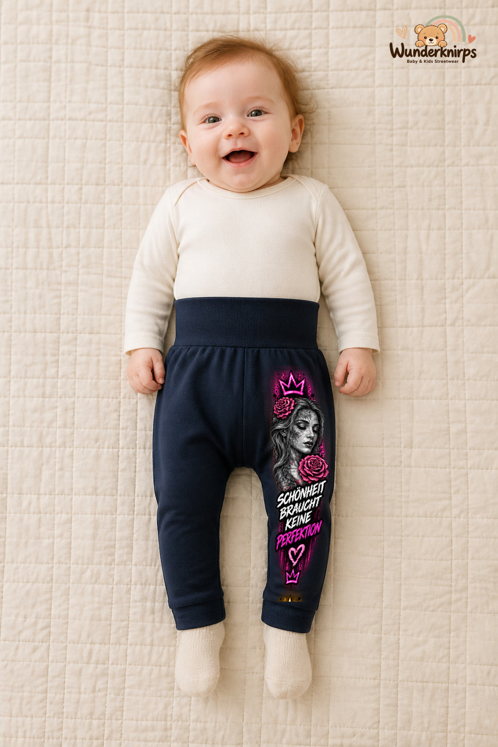 Rosenporträt Lieblingslook – Schönheit braucht keine perfektion – Babyhose für Mädchen: Navy mit Rosenporträt-Druck am Hosenbein – Wunderknirps.