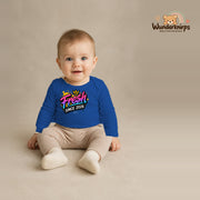 Babybody für Jungen in Blau mit Motiv „Fresh since 2026“, getragen von einem Kind – Wunderknirps.