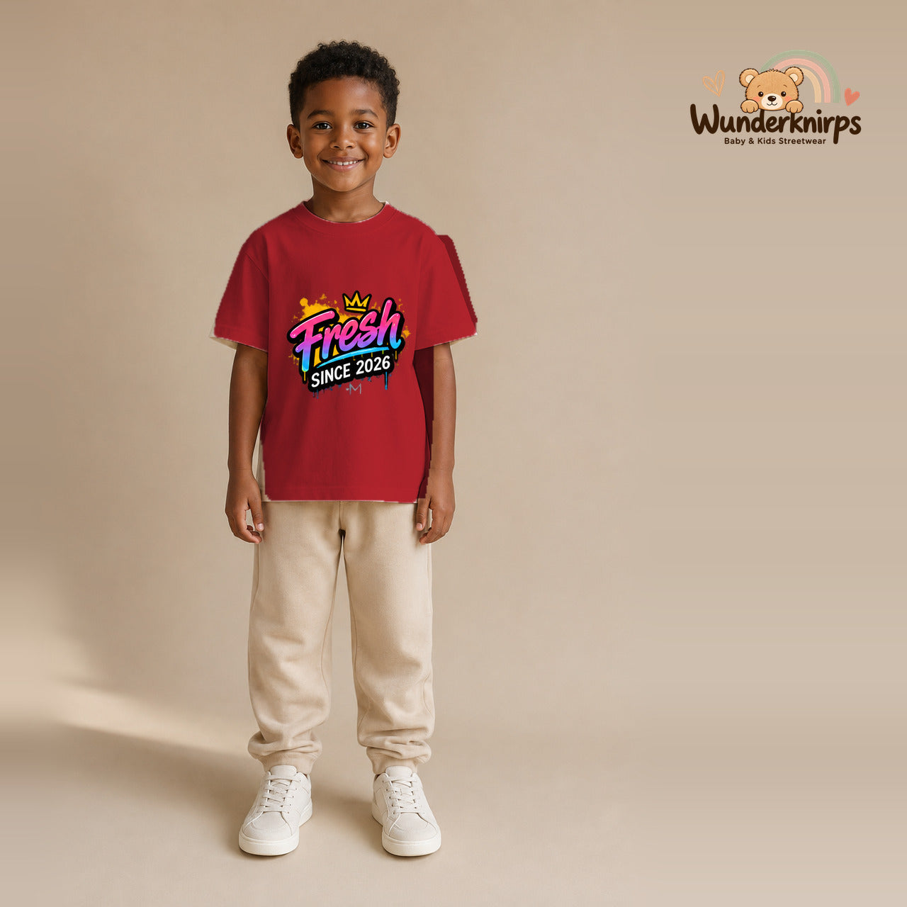 T-Shirt für Jungen in Rot mit Motiv „Fresh since 2026“, getragen von einem Kind – Wunderknirps.