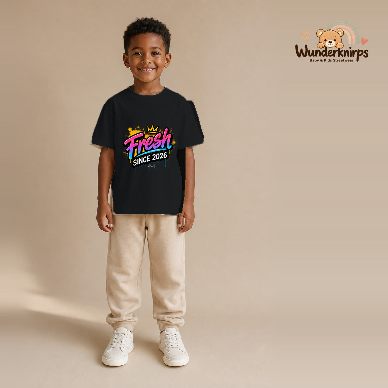 T-Shirt für Jungen in Schwarz mit Motiv „Fresh since 2026“, getragen von einem Kind – Wunderknirps.