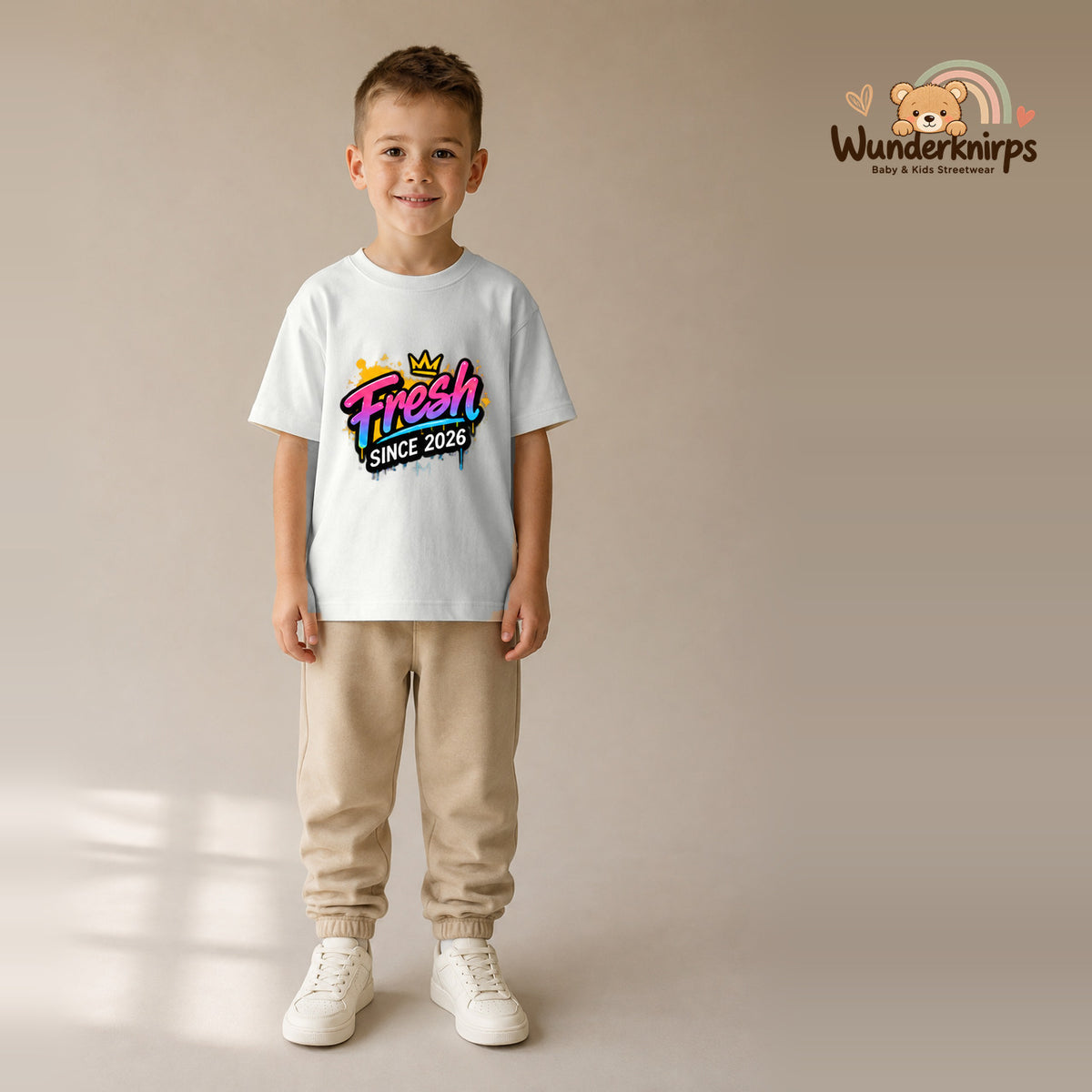 T-Shirt für Jungen in Weiß mit Motiv „Fresh since 2026“, getragen von einem Kind – Wunderknirps.