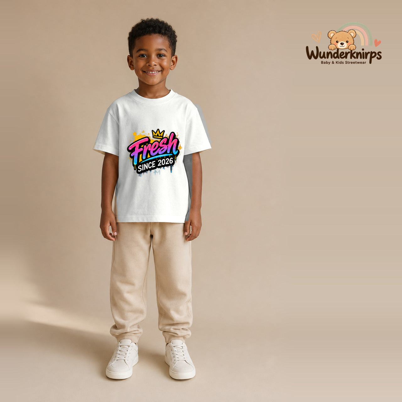 T-Shirt für Jungen in Weiß mit Motiv „Fresh since 2026“, getragen von einem Kind – Wunderknirps.