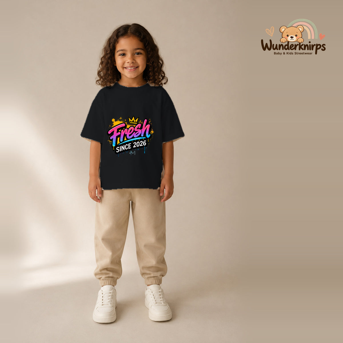 T-Shirt für Mädchen in Schwarz mit Motiv „Fresh since 2026“, getragen von einem Kind – Wunderknirps.