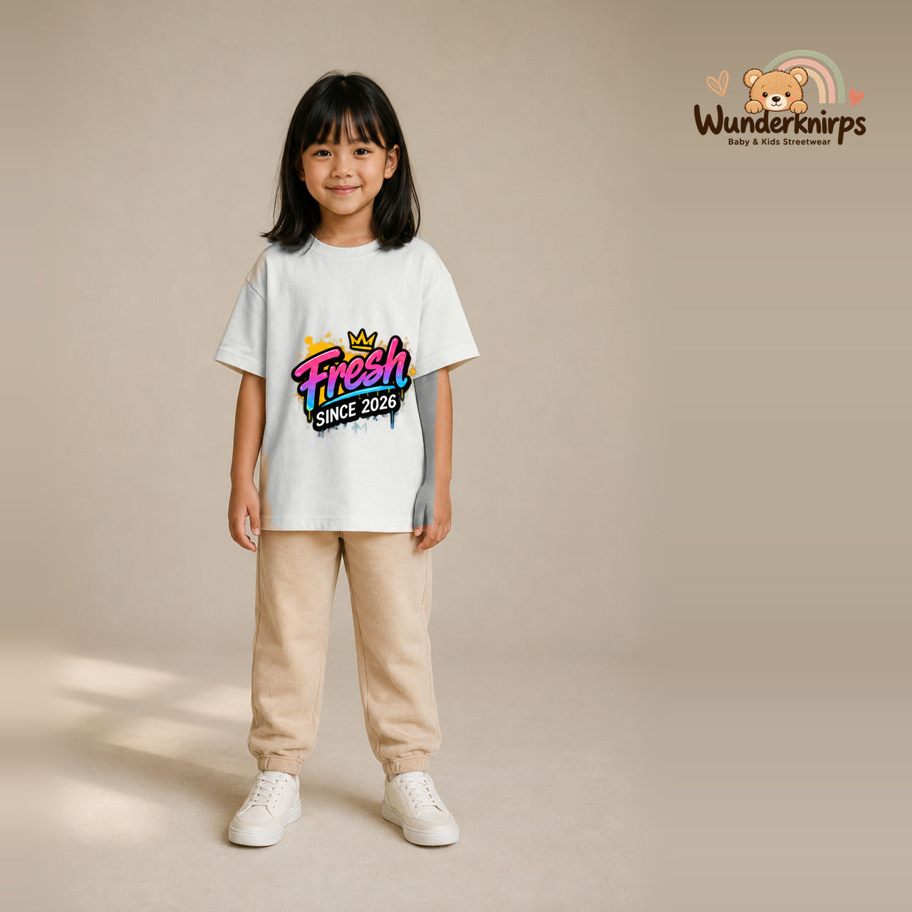 T-Shirt für Mädchen in Weiß mit Motiv „Fresh since 2026“, getragen von einem Kind – Wunderknirps.
