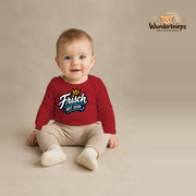 Babybody für Jungen in Rot mit Motiv „Frisch seit 2026“, getragen von einem Kind – Wunderknirps.