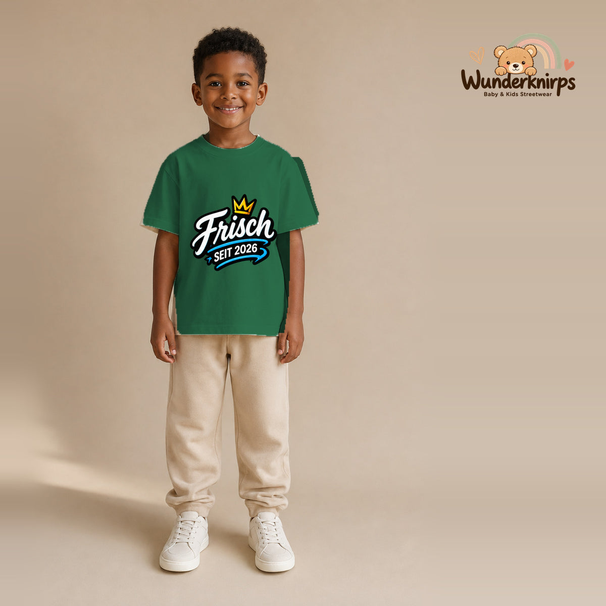 T-Shirt für Jungen in Grün mit Motiv „Frisch seit 2026“, getragen von einem Kind – Wunderknirps.
