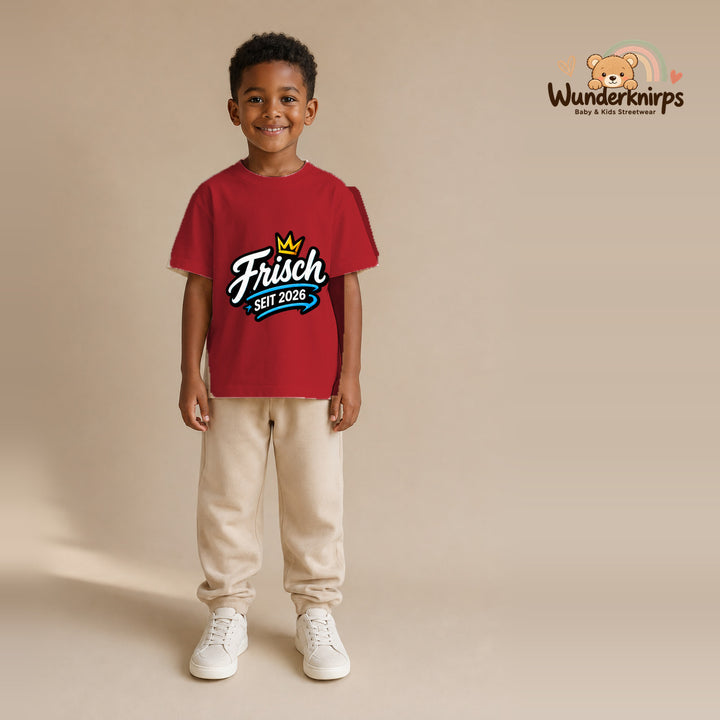 T-Shirt für Jungen in Rot mit Motiv „Frisch seit 2026“, getragen von einem Kind – Wunderknirps.