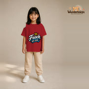 T-Shirt für Mädchen in Rot mit Motiv „Frisch seit 2026“, getragen von einem Kind – Wunderknirps.