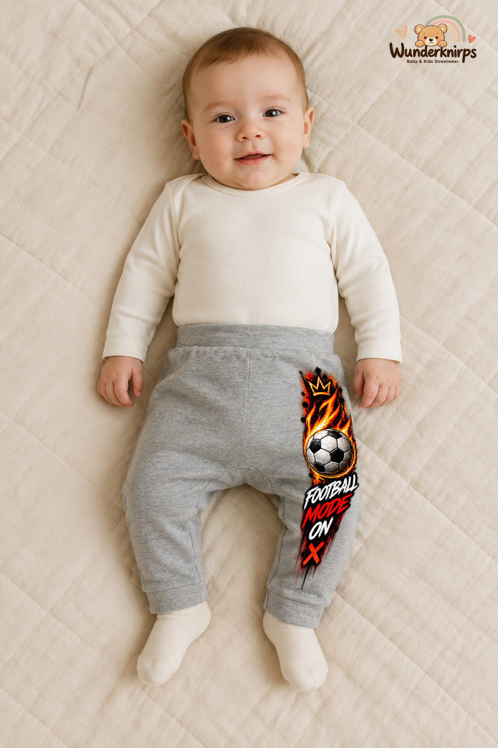 Football mode on: Fußball für kleine Entdecker – Babyhose für Jungen: Grau meliert mit Fußball-Druck am Hosenbein – Wunderknirps.