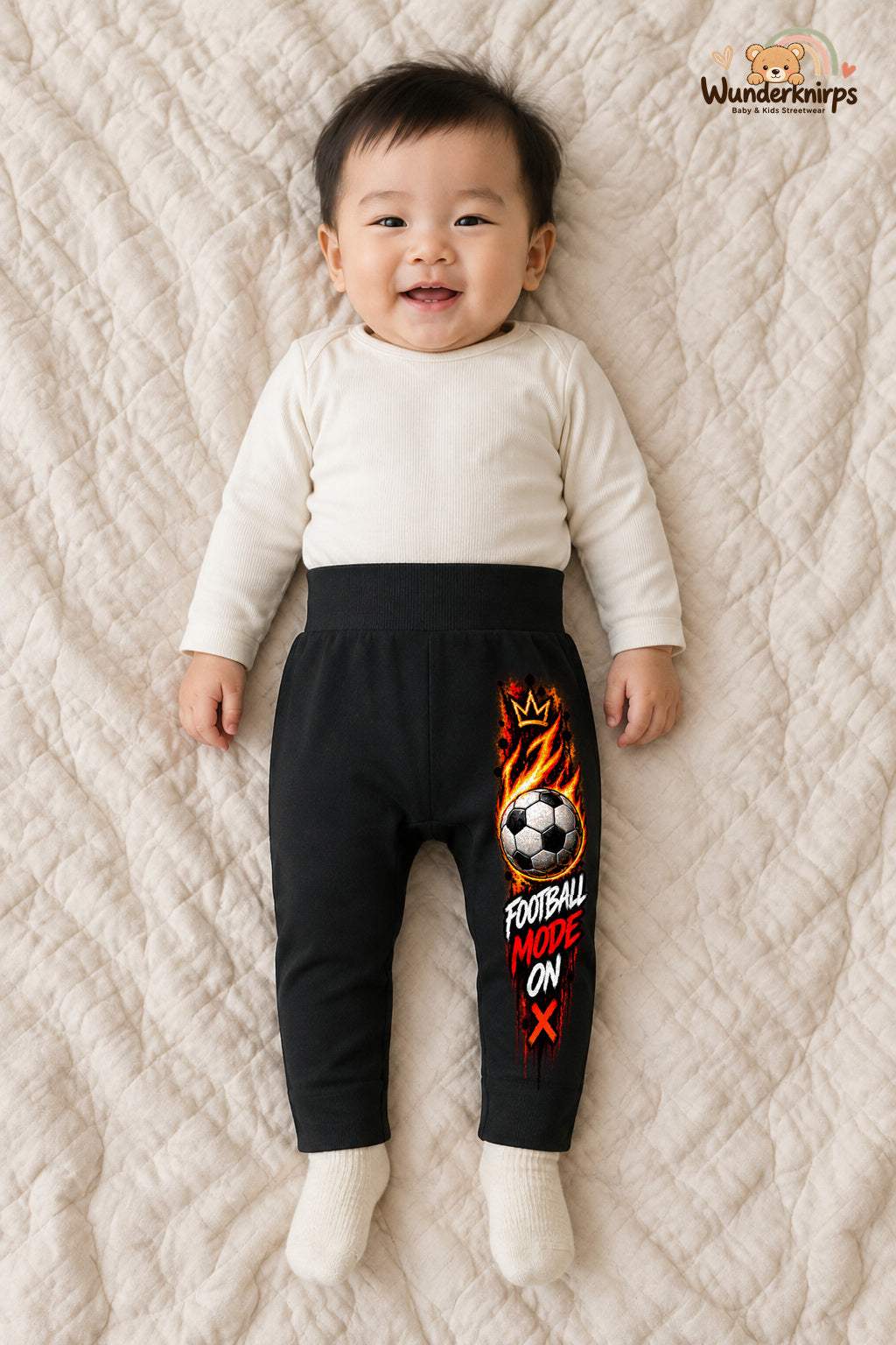 Football mode on: Fußball für kleine Entdecker – Babyhose für Jungen: Schwarz mit Fußball-Druck am Hosenbein – Wunderknirps.