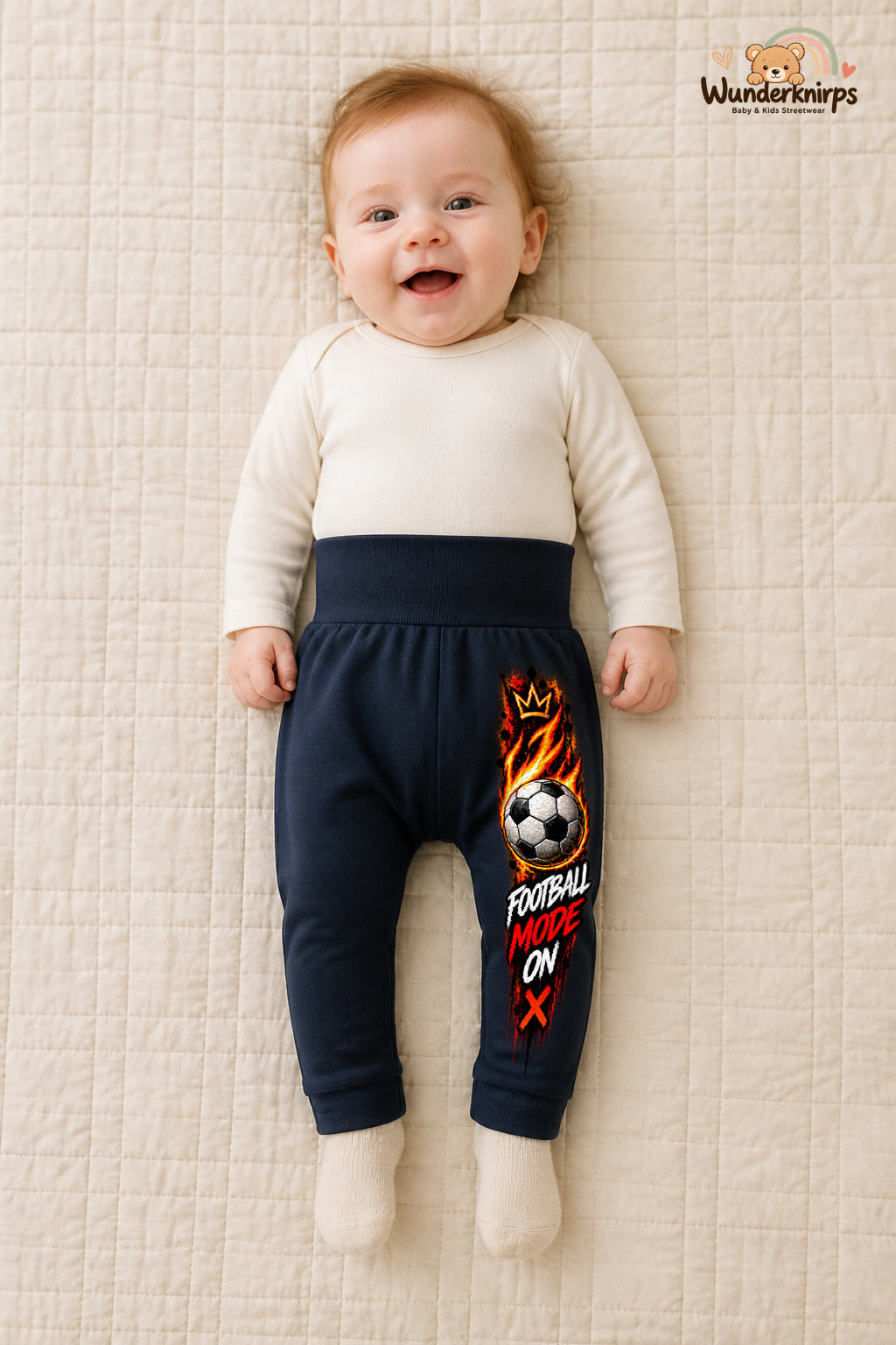Football mode on – Fußball mit Persönlichkeit – Babyhose für Mädchen: Navy mit Fußball-Druck am Hosenbein – Wunderknirps.