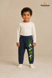 Born to play – Babyhose mit dem Motiv Fußball – für Jungen: Navy mit Fußball-Druck am Hosenbein – Wunderknirps.