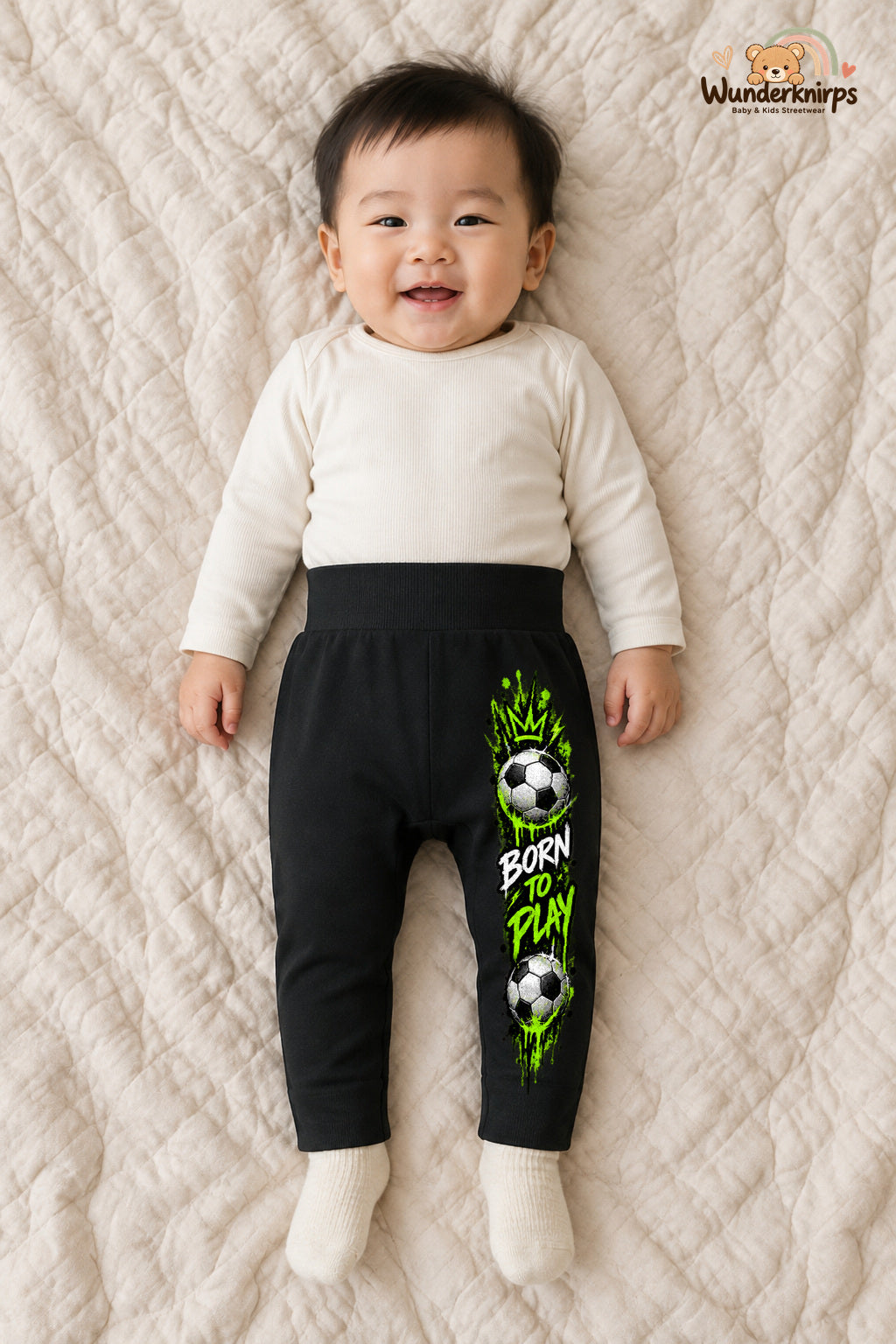 Born to play – Babyhose mit dem Motiv Fußball – für Jungen: Schwarz mit Fußball-Druck am Hosenbein – Wunderknirps.