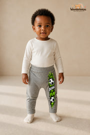 Fußball Lieblingslook – Born to play – Babyhose für Mädchen: Grau meliert mit Fußball-Druck am Hosenbein – Wunderknirps.