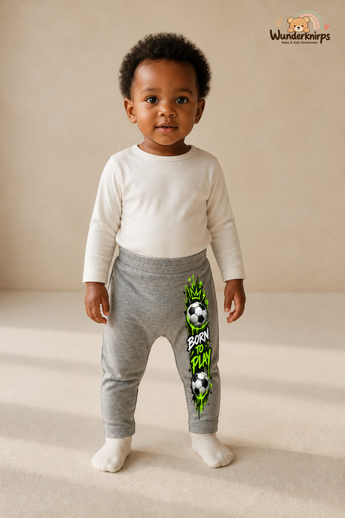 Fußball Lieblingslook – Born to play – Babyhose für Mädchen: Grau meliert mit Fußball-Druck am Hosenbein – Wunderknirps.