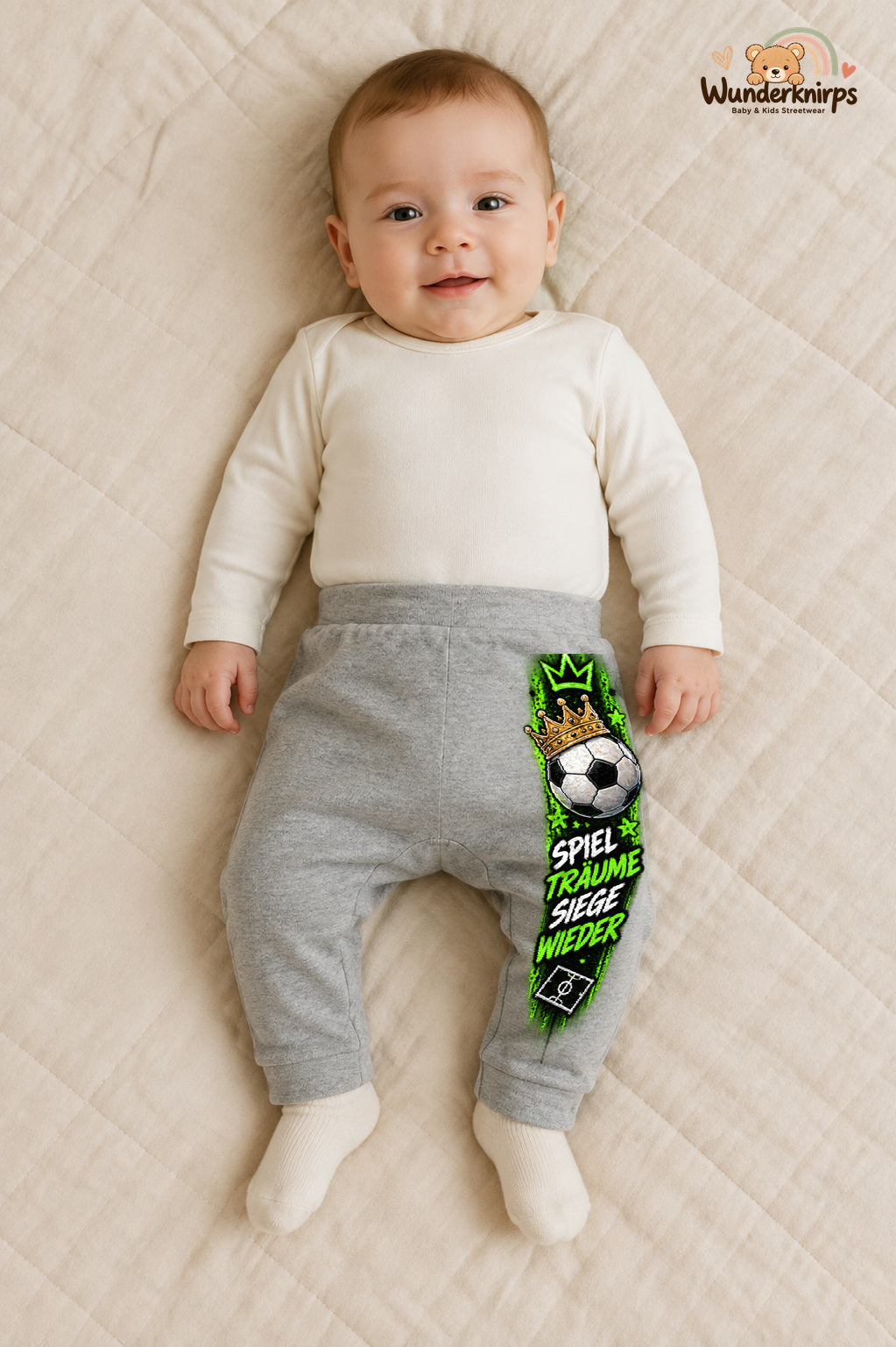 Spiel Träume siege wieder – Babyhose mit dem Motiv Fußball – für Jungen: Grau meliert mit Fußball-Druck am Hosenbein – Wunderknirps.