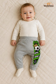 Spiel Träume siege wieder – Babyhose mit dem Motiv Fußball – für Jungen: Grau meliert mit Fußball-Druck am Hosenbein – Wunderknirps.