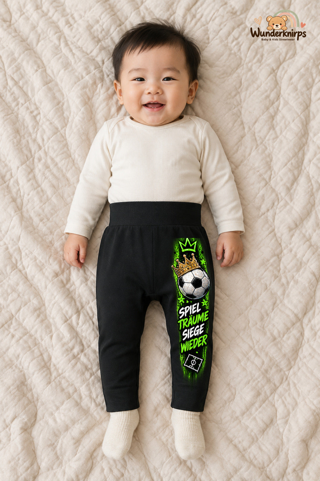 Spiel Träume siege wieder – Babyhose mit dem Motiv Fußball – für Jungen: Schwarz mit Fußball-Druck am Hosenbein – Wunderknirps.