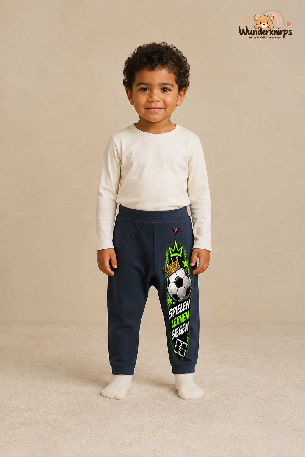 Spielen lernen siegen – Babyhose mit dem Motiv Fußball – für Jungen: Navy mit Fußball-Druck am Hosenbein – Wunderknirps.