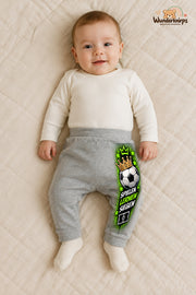 Fußball Alltagsheld – Spielen lernen siegen – Babyhose für Jungen: Grau meliert mit Fußball-Druck am Hosenbein – Wunderknirps.