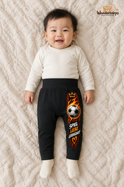 Fußball Alltagsheld – Spiel liebe leidenschaft – Babyhose für Jungen: Schwarz mit Fußball-Druck am Hosenbein – Wunderknirps.