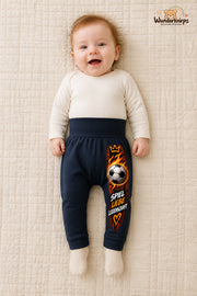 Fußball Traumlook – Spiel liebe leidenschaft – Babyhose für Mädchen: Navy mit Fußball-Druck am Hosenbein – Wunderknirps.