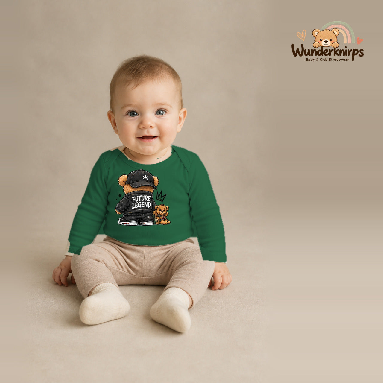 Babybody für Jungen in Grün mit Motiv „Future Legend“, getragen von einem Kind – Wunderknirps.