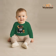 Babybody für Jungen in Grün mit Motiv „Future Legend“, getragen von einem Kind – Wunderknirps.