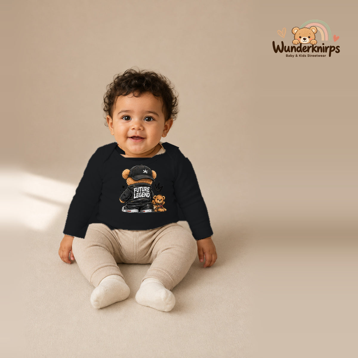 Babybody für Jungen in Schwarz mit Motiv „Future Legend“, getragen von einem Kind – Wunderknirps.