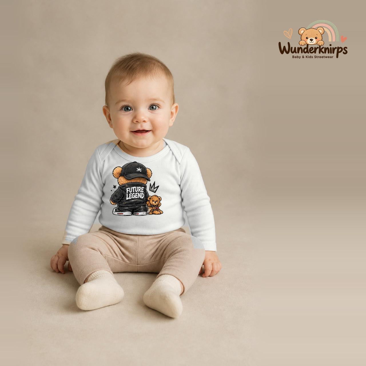 Babybody für Jungen in Weiß mit Motiv „Future Legend“, getragen von einem Kind – Wunderknirps.