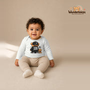 Babybody für Jungen in Weiß mit Motiv „Future Legend“, getragen von einem Kind – Wunderknirps.