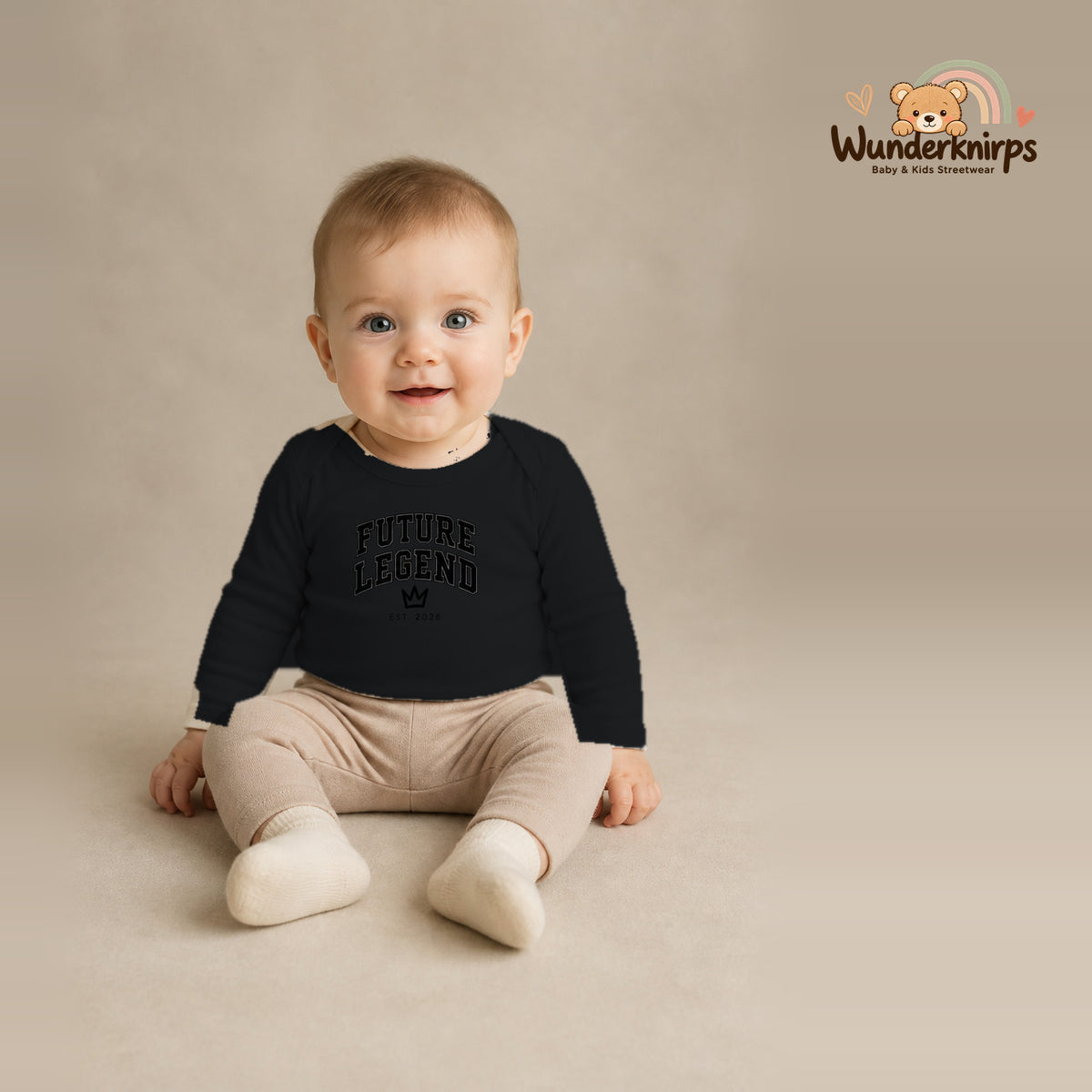Babybody für Jungen in Schwarz mit Motiv „Future Legend“, getragen von einem Kind – Wunderknirps.