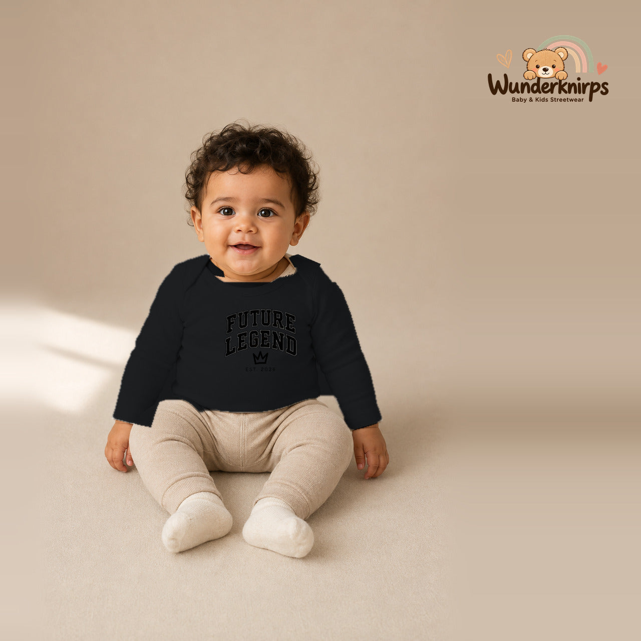Babybody für Jungen in Schwarz mit Motiv „Future Legend“, getragen von einem Kind – Wunderknirps.