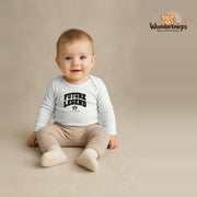 Babybody für Jungen in Weiß mit Motiv „Future Legend“, getragen von einem Kind – Wunderknirps.