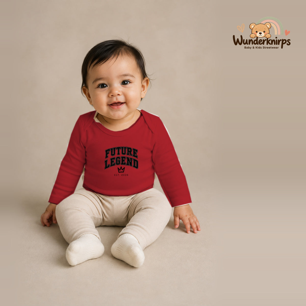 Babybody für Mädchen in Rot mit Motiv „Future Legend“, getragen von einem Kind – Wunderknirps.