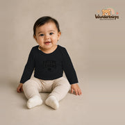 Babybody für Mädchen in Schwarz mit Motiv „Future Legend“, getragen von einem Kind – Wunderknirps.