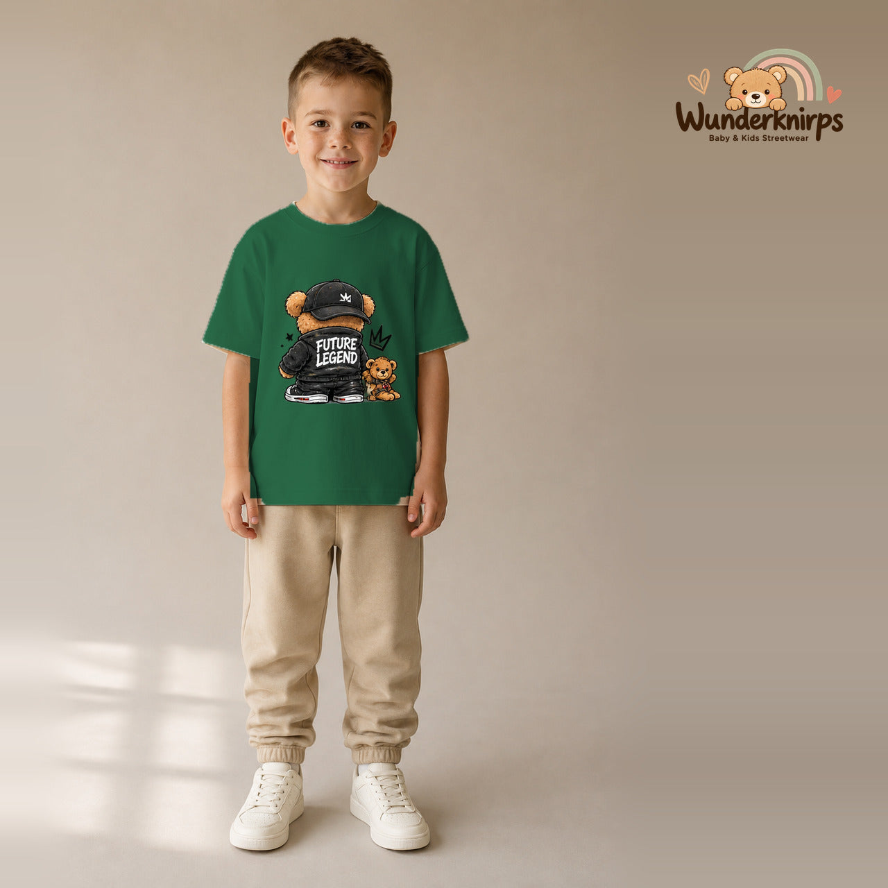 T-Shirt für Jungen in Grün mit Motiv „Future Legend“, getragen von einem Kind – Wunderknirps.