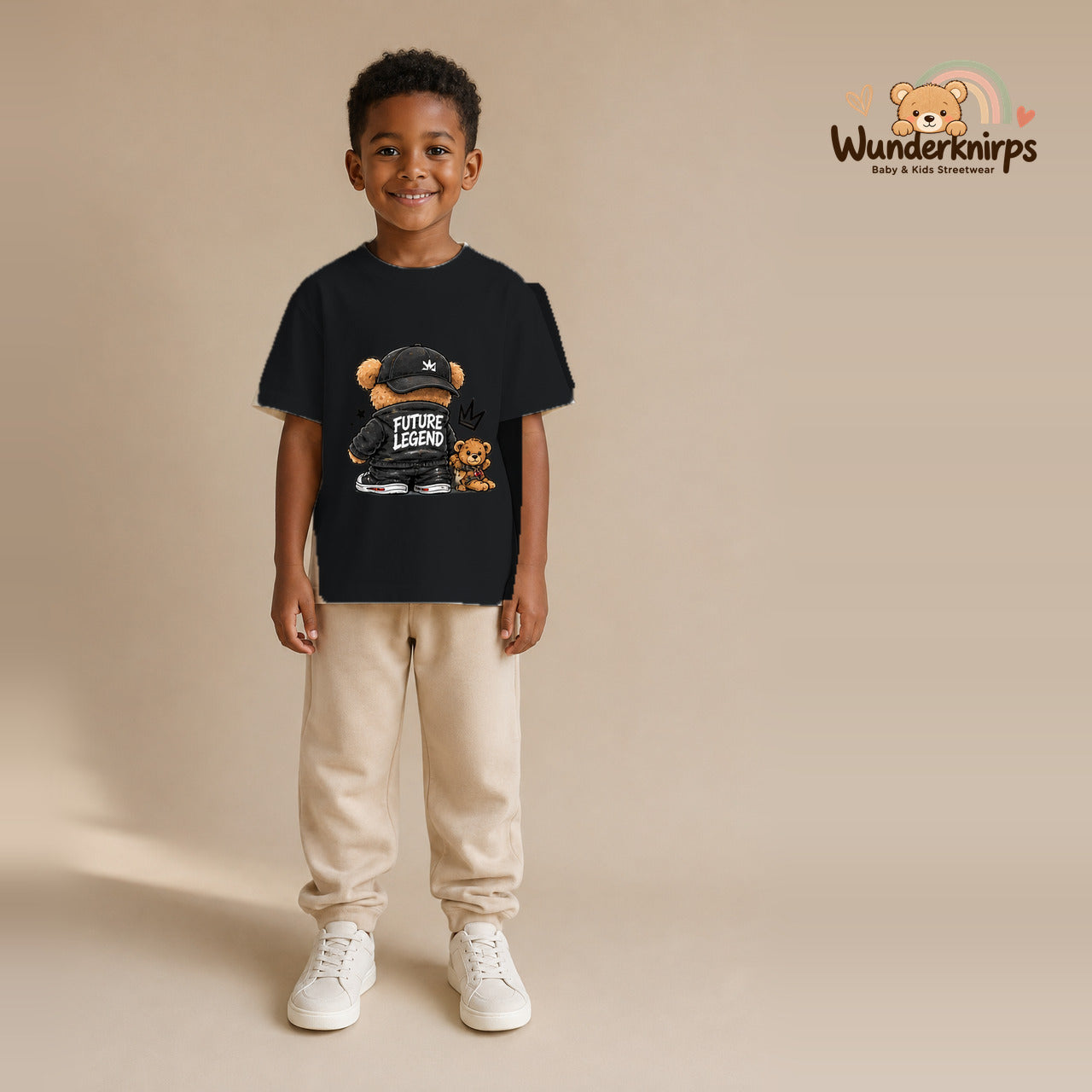 T-Shirt für Jungen in Schwarz mit Motiv „Future Legend“, getragen von einem Kind – Wunderknirps.
