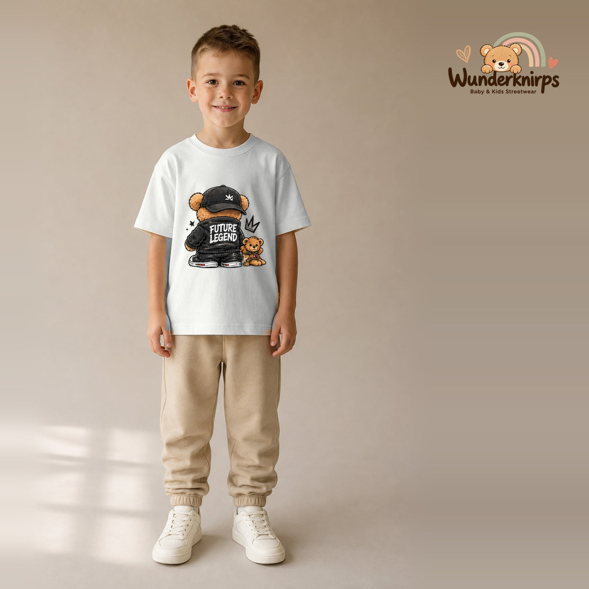 T-Shirt für Jungen in Weiß mit Motiv „Future Legend“, getragen von einem Kind – Wunderknirps.