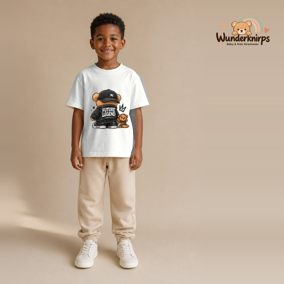 T-Shirt für Jungen in Weiß mit Motiv „Future Legend“, getragen von einem Kind – Wunderknirps.