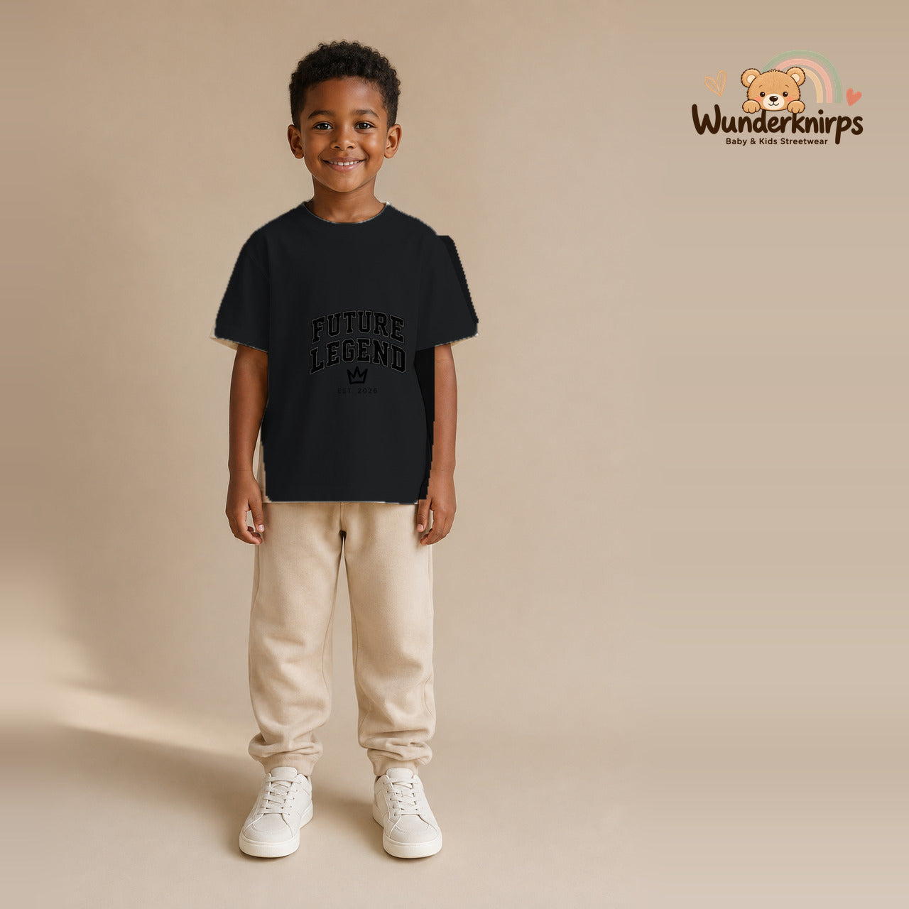 T-Shirt für Jungen in Schwarz mit Motiv „Future Legend“, getragen von einem Kind – Wunderknirps.